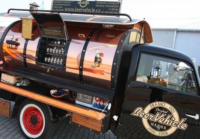 To tu ještě nebylo - "Beer vehicle". Sestrojil jej motoristický fanda Martin Kratochvíl, aby jej mohl pronajímat luxusním zákazníkům ke golfovým turnajům nebo na grilovací party.