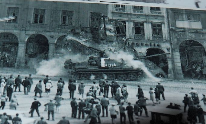 21. srpna 1968 v Liberci. Také zde jeden z tankistů nezvládl řízení a vjel mezi lidi do podloubí. Na místě zůstalo několik mrtvých a zraněných.