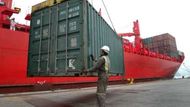 Valaparaiso (Chile) - Dělník v největším přístavu Valparaiso řídí vykládání kontejneru z nákladní lodi. Chile podepsalo s Čínou smlouvu o volném obchodu a doufá, že se tak stane ekonomickým mostem mezi rostoucí čínskou ekonomikou a Latinskou Amerikou.