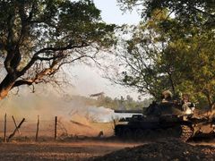 Tank srílanské armády pálí směrem k předpokládaným pozicím tamilských povstalců u města Mullaitivu