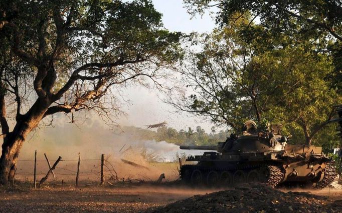 Tank srílanské armády pálí směrem k předpokládaným pozicím tamilských povstalců u města Mullaitivu