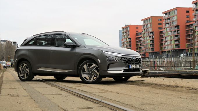 Vodíkový předprodej: Letos otevře první pumpa, Hyundai už má auto na českých značkách