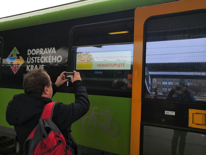 Místo tradiční žluté jsou vlaky RegioJetu v Ústeckem kraji nabarvené na zeleno.