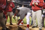 Jamie Moyer si na památku vykopává nadhazovací metu na stadionu basebalistů Philadelphie, která ovládla Světovou sérii.