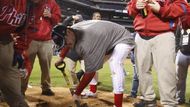 Jamie Moyer si na památku vykopává nadhazovací metu na stadionu basebalistů Philadelphie, která ovládla Světovou sérii.