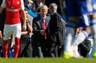 Chelsea do londýnského derby překvapivě nastoupila bez kapitána Johna Terryho, jehož kouč José Mourinho (vpravo) jen na lavičce.