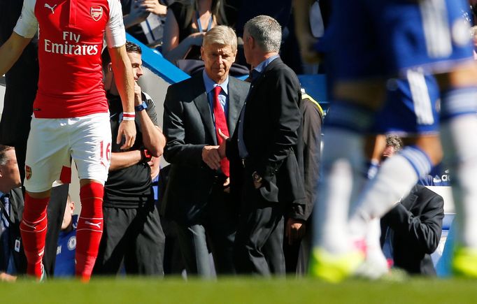 Chelsea manager Jose Mourinho and Arsenal manager Arsene Wenger shake hands before the match