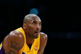 Kobe Bryant sice pomohl Los Angeles Lakers vybojovat pět titulů šampionů NBA, ale mnoho příznivců basketbalu mu nemůže zapomenout, že v létě 2003 hladce vyvázl z obvinění za znásilnění 19leté pokojské v Coloradu. Prodej jeho dresů v té době raketově spadl a přišel i o lukrativní sponzorské kontrakty s firmami McDonald's a Nutella.
