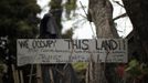 A protest sign is seen outside a trailer home in Village Trailer Park in Santa Monica, California July 12, 2012. Developer Marc Luzzatto wants to relocate residents from the trailer park to make way for nearly 500 residences, office space, stores, cafes and yoga studios, close to where a light rail line is being built to connect downtown Los Angeles to the ocean. Village Trailer Park was built in 1951, and 90 percent of its residents are elderly, disabled or both, according to the Legal Aid Society. Many have lived there for decades in old trailers which they bought. The property is valued at as much as $30 million, according the LA Times. Picture taken July 12, 2012. REUTERS/Lucy Nicholson (UNITED STATES - Tags: POLITICS REAL ESTATE BUSINESS SOCIETY TPX IMAGES OF THE DAY) Published: Čec. 14, 2012, 6:57 dop.