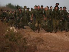 Izraelští vojáci postupují k libanonské hranici.