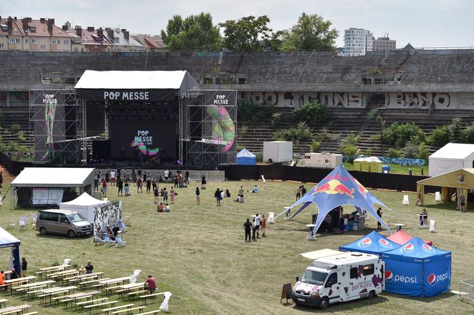 Festivalový areál na bývalém fotbalovém stadionu za Lužánkami.