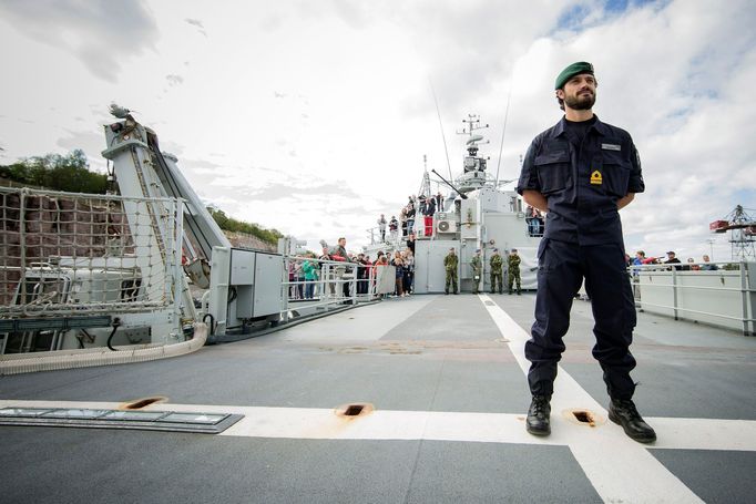 Švédský princ Carl Philip na palubě lodi HMS Carlskrona.