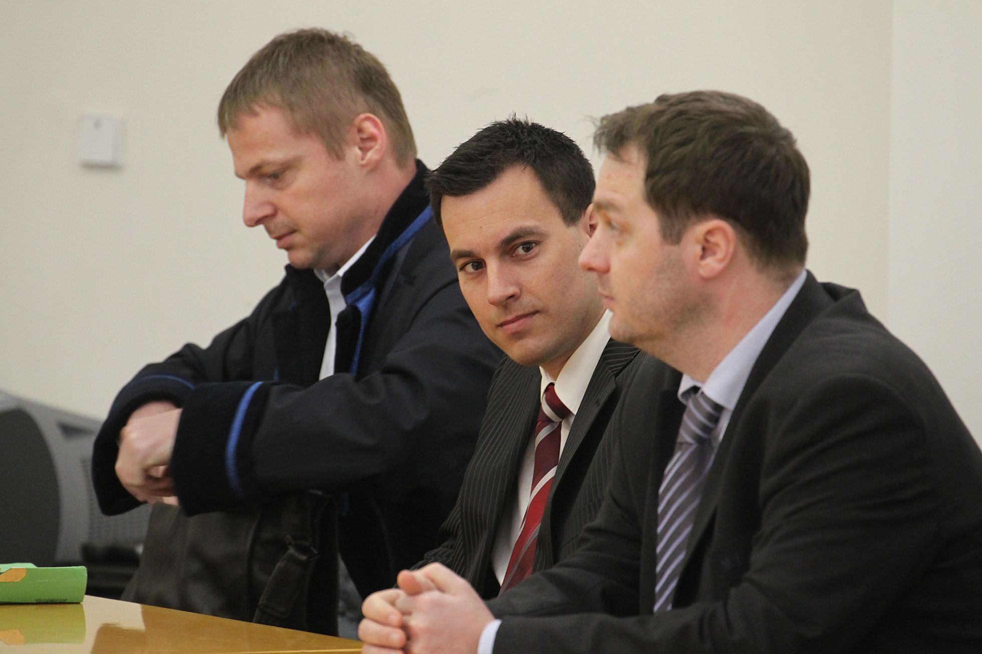 Soud s "Chřestýšem": rozhodčí Tomáš Adámek (uprostřed)