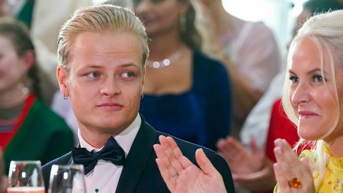 Navzdory sílícímu tlaku se norská královská rodina vyjadřuje k případu spíše zdrženlivě.