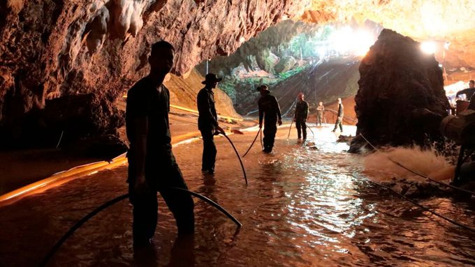 Ze zatopené jeskyně v Thajsku bylo vyproštěno všech 12 chlapců a jejich trenér. Sanitky je odvezli do nemocnice