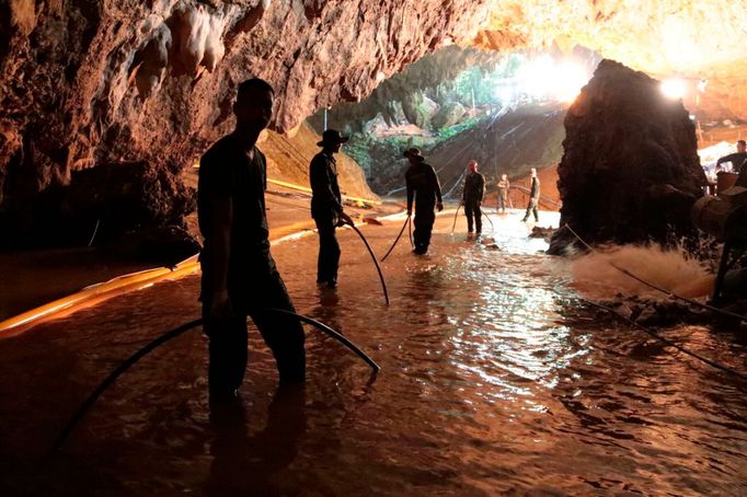 Fotografie ze záchranné operace v Thajsku, během níž byl z rozsáhlé jeskyně na severu země vysvobozen dětský fotbalový tým. Rok 2018.