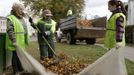 Municipal workers gather autumn leaves in central Minsk, October 11, 2012. REUTERS/Vasily Fedosenko(BELARUS - Tags: ENVIRONMENT SOCIETY) Published: Říj. 11, 2012, 12:16 odp.