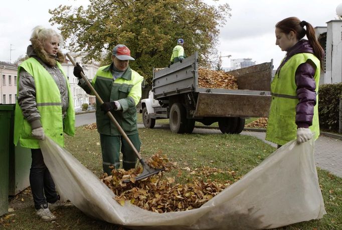 Municipal workers gather autumn leaves in central Minsk, October 11, 2012. REUTERS/Vasily Fedosenko(BELARUS - Tags: ENVIRONMENT SOCIETY) Published: Říj. 11, 2012, 12:16 odp.