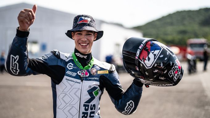 Oliver König na Kawasaki v závodě Supersport 300 v rámci MS superbiků v Mostě 2021