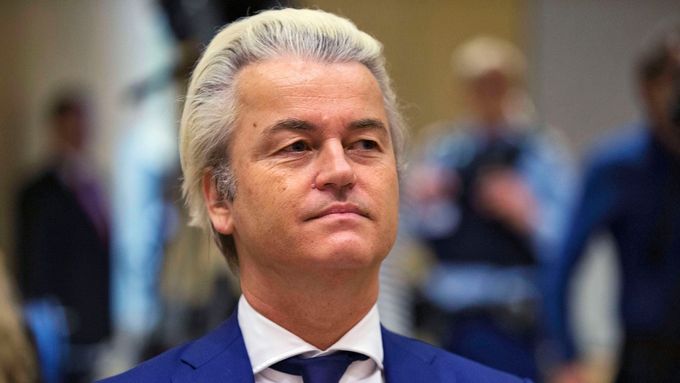Geert Wilders u soudu v Amsterodamu.