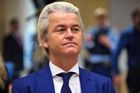 Nizozemský populista Wilders v průzkumech vede. Může strhnout lavinu v celé Evropě
