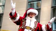 Santa Claus jede na saních ve slavnostní části průvodu.
