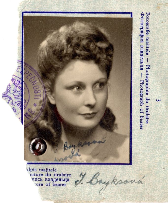 Trudie Bryksová na fotografii svého československého pasu.