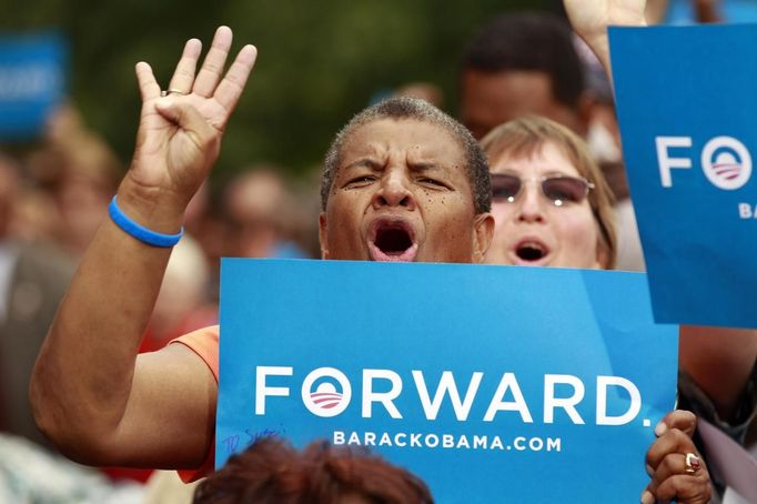 A supporter cries out "four more years" as U.S. President Barack Obama speaks at a campaign rally at Schiller Park in Columbus, Ohio September 17, 2012. REUTERS/Kevin Lamarque (UNITED STATES - Tags: POLITICS ELECTIONS) Published: Zář. 17, 2012, 9:09 odp.