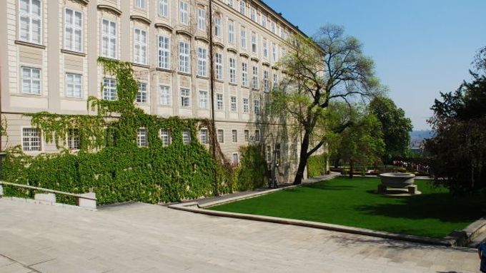 Zahrady Nového paláce na Pražském hradě. Lidé si mohou prohlédnout některé salonky jižního křídla tohoto paláce, které v létě prošly rekonstrukcí.