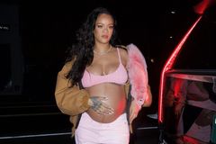 Rihanna navždy změnila těhotenskou módu. Nosí průsvitné látky, mini šaty i bokovky