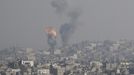 An explosion and smoke are seen after an Israeli strike in Gaza November 15, 2012. A Hamas rocket killed three Israelis north of the Gaza Strip on Thursday, drawing the first blood from Israel as the Palestinian death toll rose to 13 and a military showdown lurched closer to all-out war with an invasion of the enclave. REUTERS/Ali Hassan (GAZA - Tags: CIVIL UNREST MILITARY POLITICS) Published: Lis. 15, 2012, 2:21 odp.