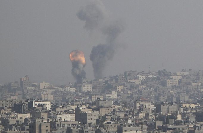 An explosion and smoke are seen after an Israeli strike in Gaza November 15, 2012. A Hamas rocket killed three Israelis north of the Gaza Strip on Thursday, drawing the first blood from Israel as the Palestinian death toll rose to 13 and a military showdown lurched closer to all-out war with an invasion of the enclave. REUTERS/Ali Hassan (GAZA - Tags: CIVIL UNREST MILITARY POLITICS) Published: Lis. 15, 2012, 2:21 odp.