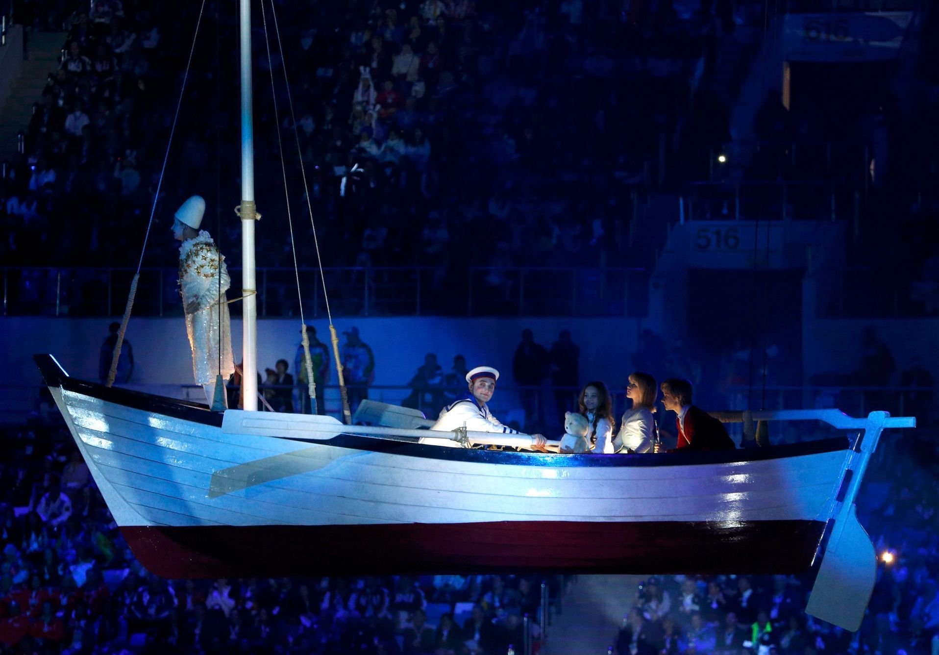 Soči 2014, závěrečný ceremoniál: dívka Ľubov a její kamarádi připlouvají v loďce