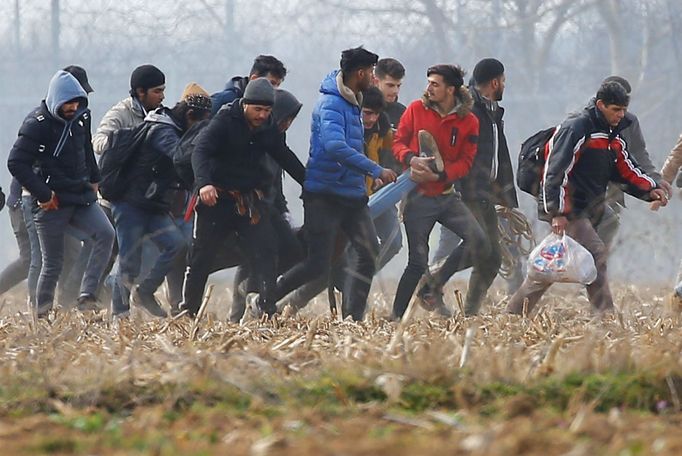 Migranti u řecko-tureckých hranic.