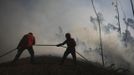 Firefighters attempt to extinguish a fire burning in Alvaiazere, near Ourem September 4, 2012. According to the civil defence, over 1,700 firefighters have been mobilized to tackle more than 10 forest fires currently active in Portugal. REUTERS/Rafael Marchante (PORTUGAL - Tags: DISASTER ENVIRONMENT) Published: Zář. 4, 2012, 1:09 odp.