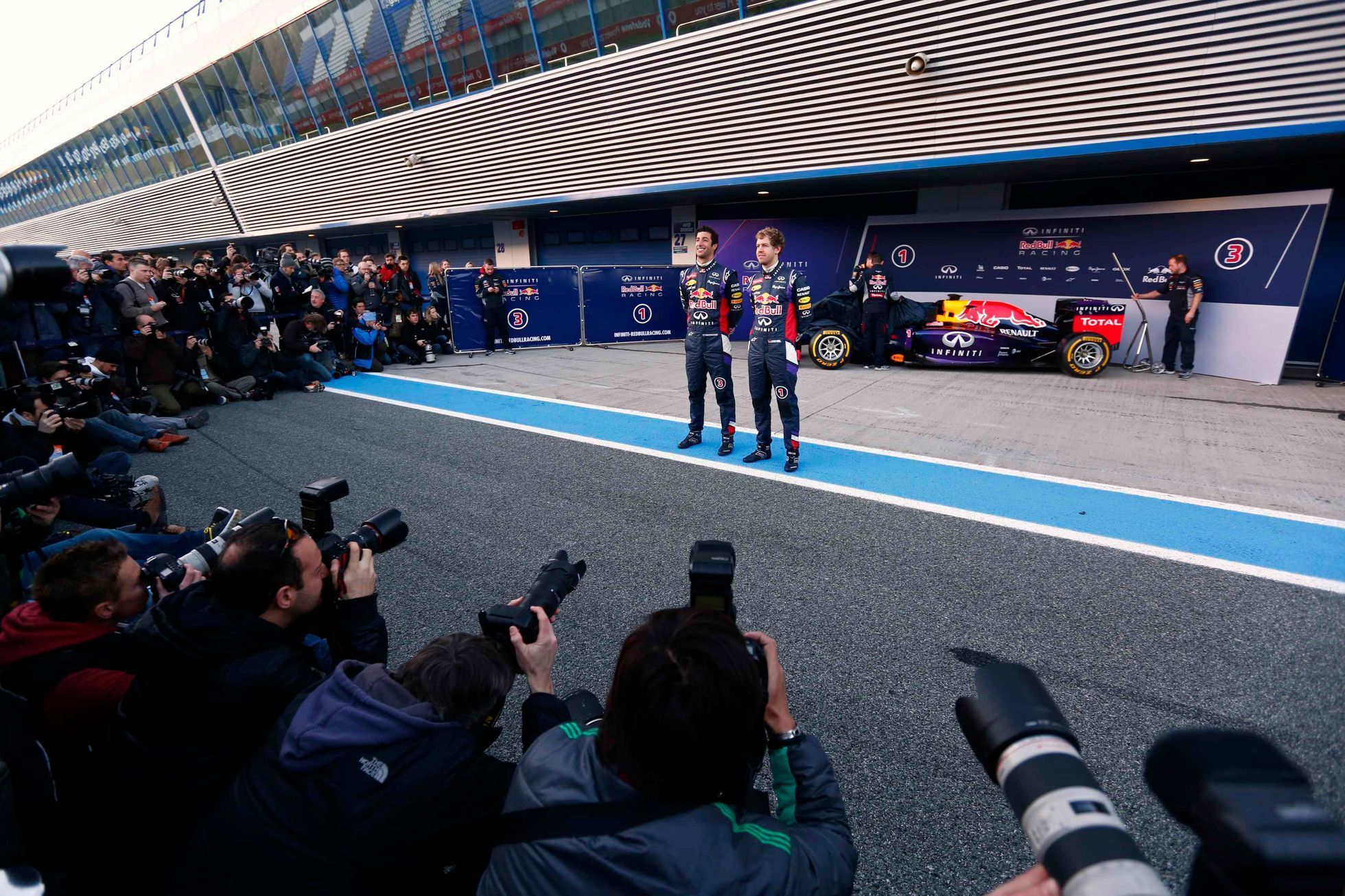 Sebastian Vettel a Daniel Ricciardo představují nový Red Bull RB10