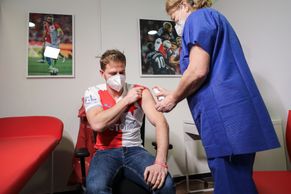 Foto: "Super, máme to pod kůží," kvitují fandové očkovací centra na Slavii i Spartě
