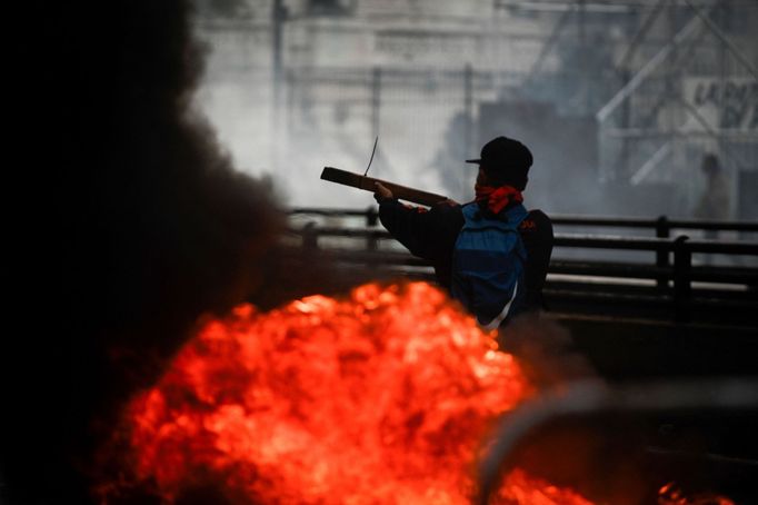 Při demonstracích v Buenos Aires používali protestující i zápalné lahve.