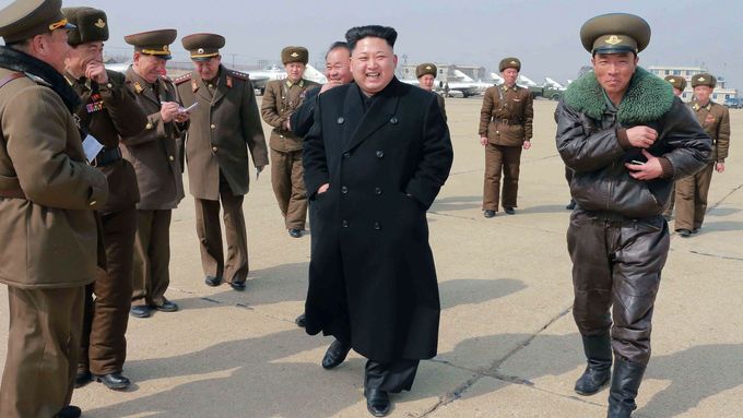 Kim Čong-un mezi armádními veliteli. Ilustrační snímek.
