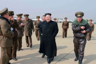Severokorejský vůdce Kim Čong-un během inspekce u Jednotky 1016 Korejské lidové armády.