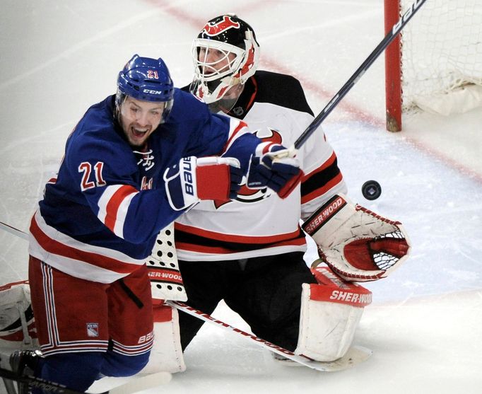 Stepan slaví gól v zápase NY Rangers - New Jersey Devils.