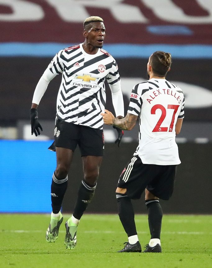 11. kolo anglické Premier League 2020/21, West Ham - Manchester United: Paul Pogba a Alex Telles slaví gól na 1:1.