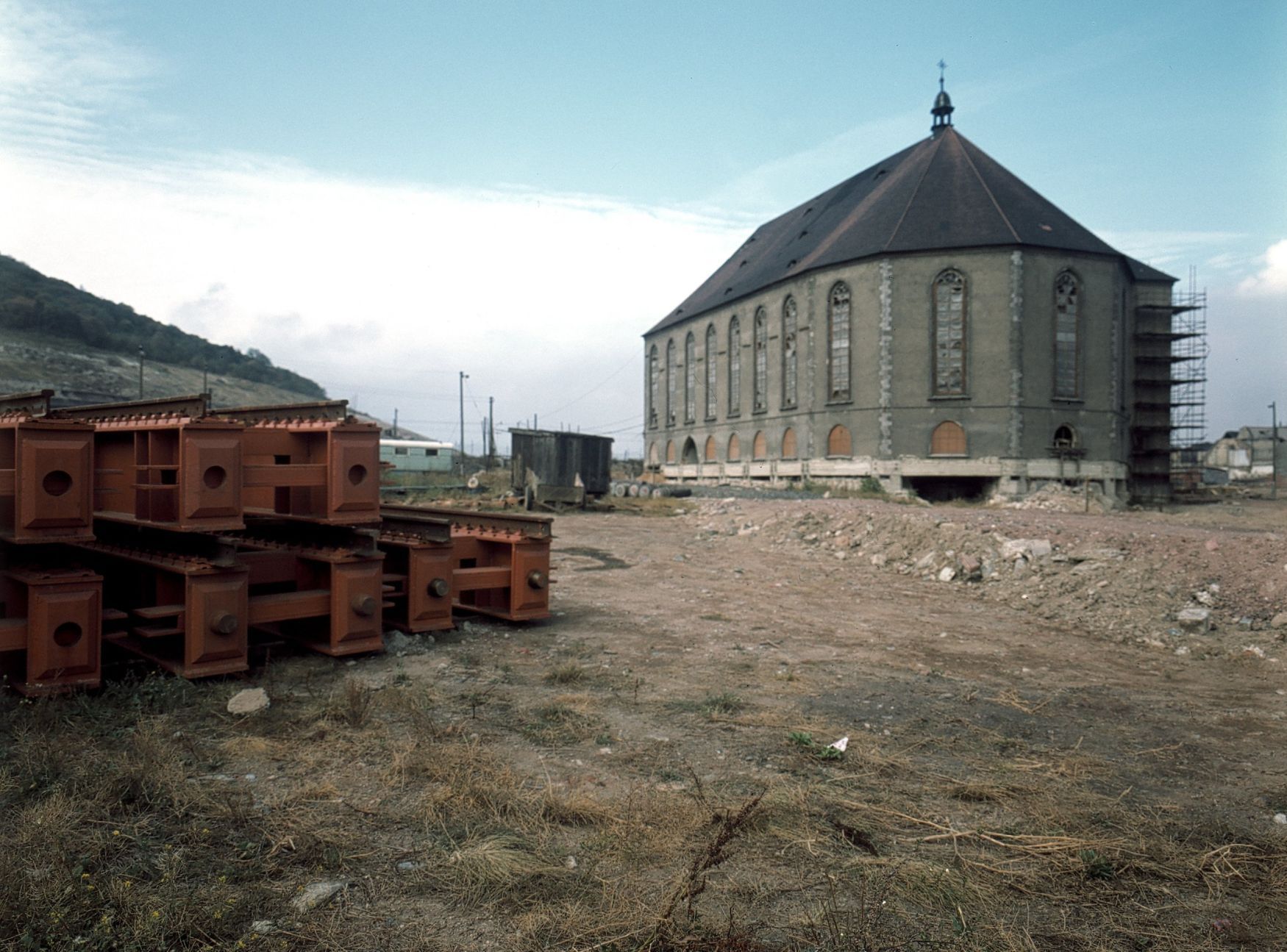Přesun Děkanského kostela v Mostě 1975