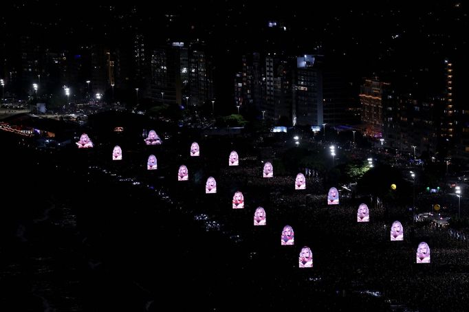 Obří koncert na pláži přenášela i řada obrazovek.
