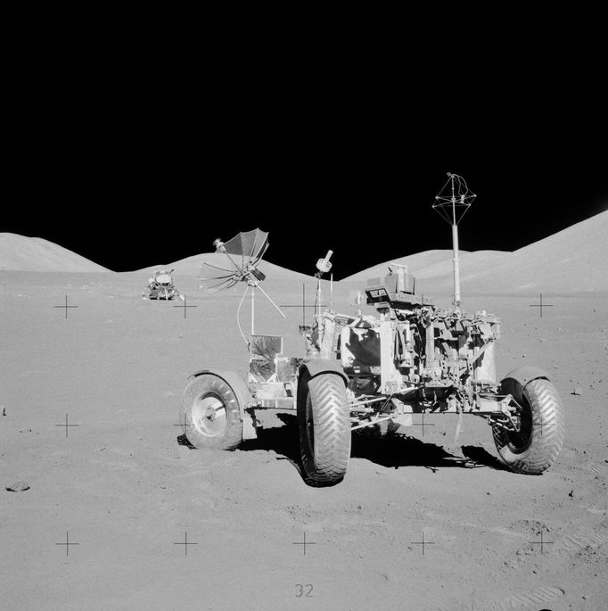 Lunární vozítko mise Apollo 17 v měsíčním údolí Taurus–Littrow.