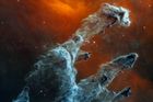 Pohled nejnovějšího vesmírného teleskopu Jamese Webba na Pilíře stvoření v Orlí mlhovině. Jedná se o oblak plynu a prachu vytvořený explodující hvězdou, z něhož se formují nové hvězdy a planety.