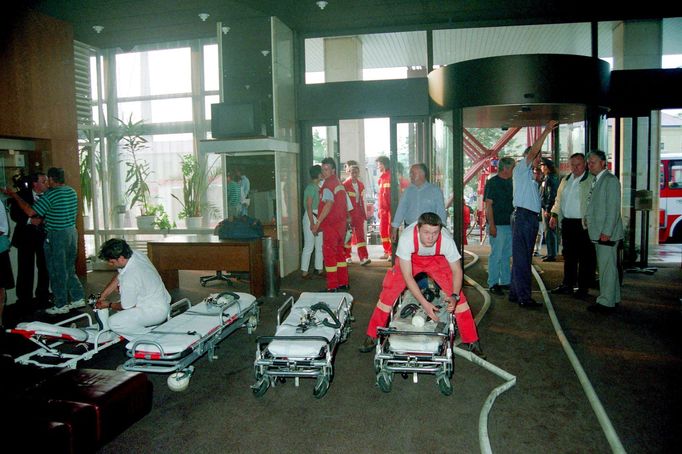 Požár hotelu Olympik v Praze, ke kterému došlo dne 26. května 1995. Archivní snímek z historie Hasičského záchranného sboru v Praze.