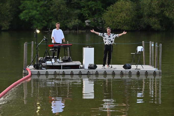 Koncert Vojtěcha Dyka na hladině Konventského rybníka.