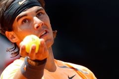 Rafael Nadal na turnaji v Římě servíruje v zápase s Tomášem Berdychem