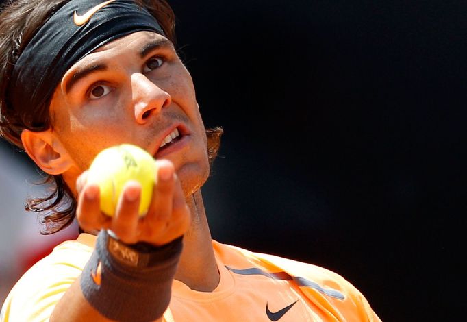 Rafael Nadal na turnaji v Římě servíruje v zápase s Tomášem Berdychem